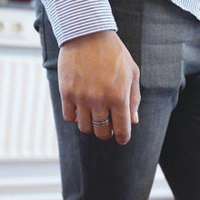 Load image into Gallery viewer, Stalen herenring met zwarte accenten - My Accessoirent